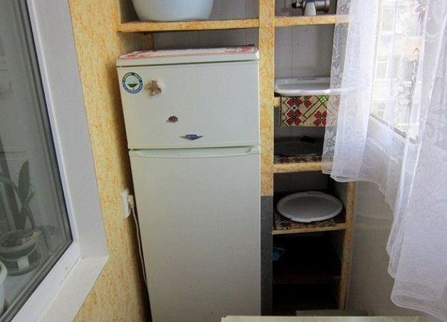 Холодильник на застекленном балконе