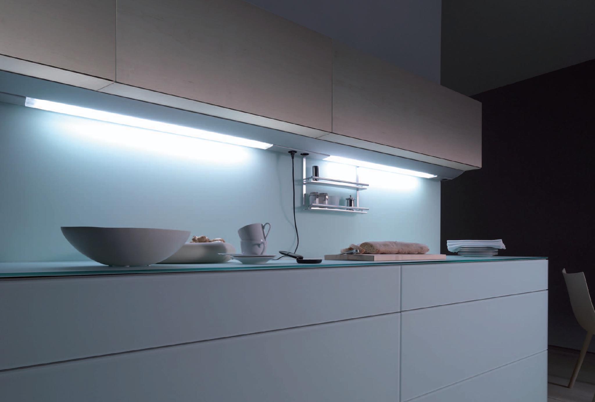 Стеклянные шкафы на кухне с подсветкой