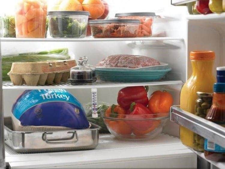 Правильно размещайте продукты в холодильнике