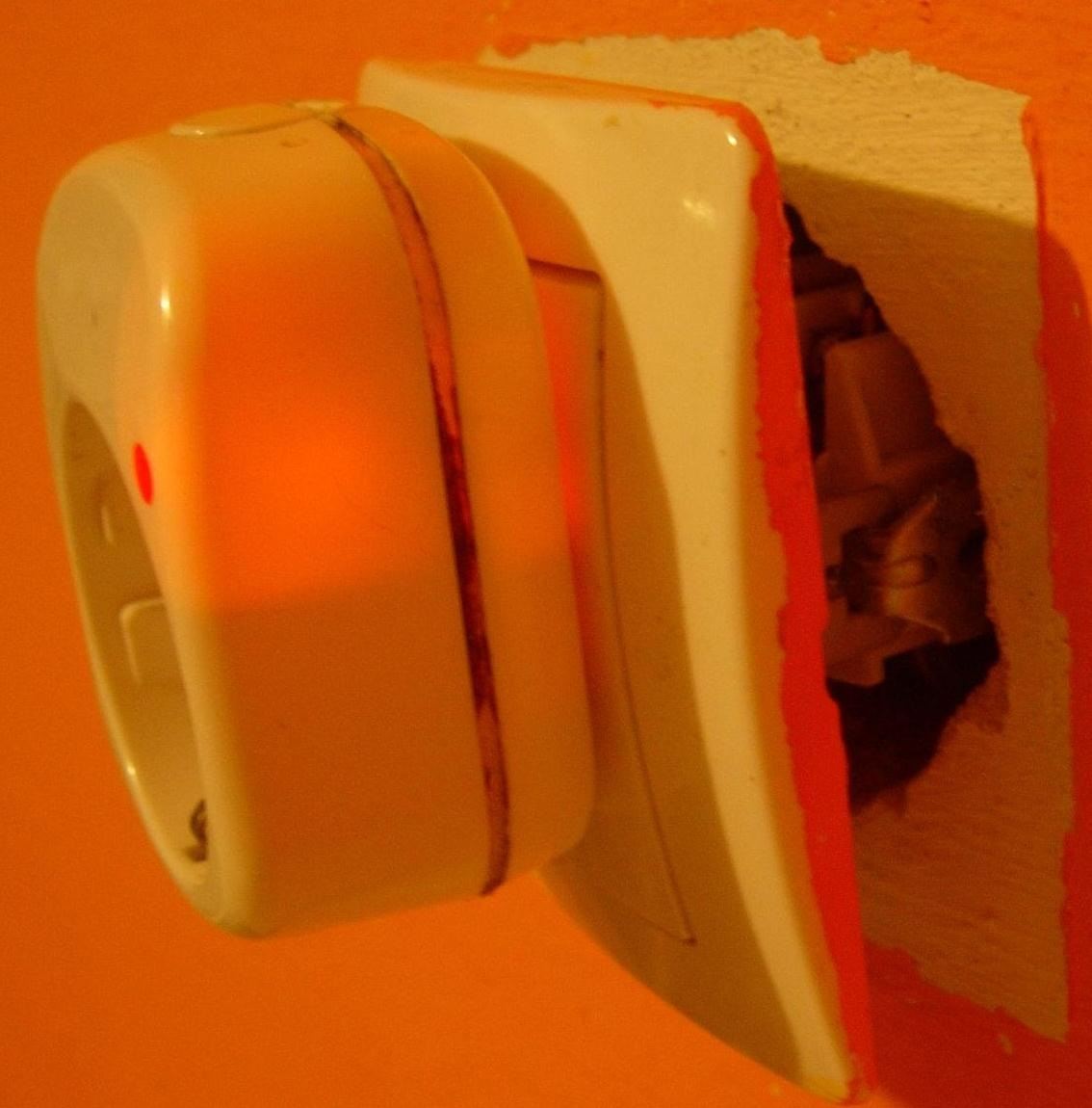 How to Place Your Electrical Socket Safely in the Wall If It Was Pulled Out