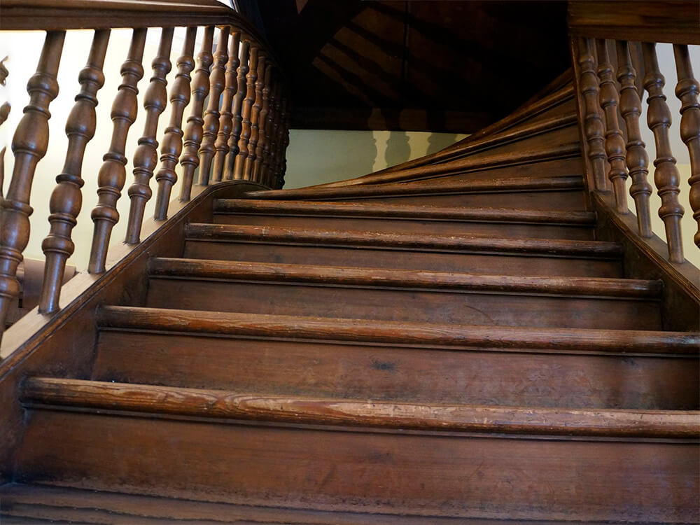 Фото старой лестницы