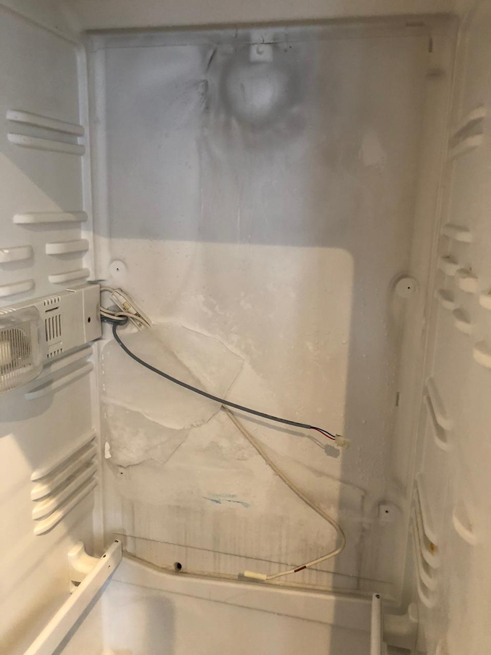 Вода на задней стенке холодильника. Задняя стенка холодильника Liebherr. Морозилка Либхер задняя стенка. Холодильник Либхер клапан холодильной камеры.