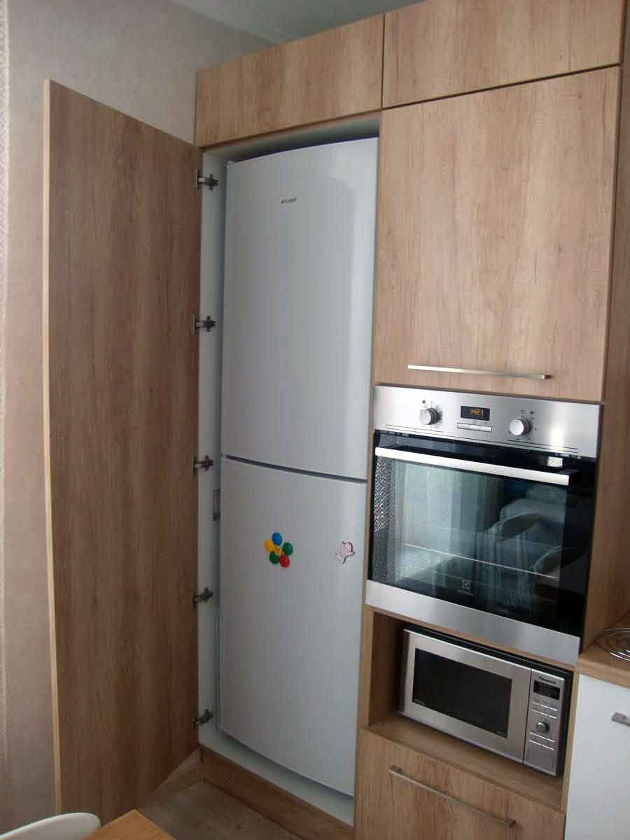 Холодильник в шкафу