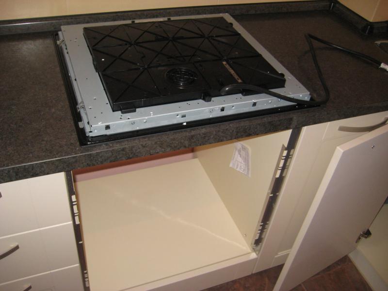 процесс установки посудомойки под варочную панель