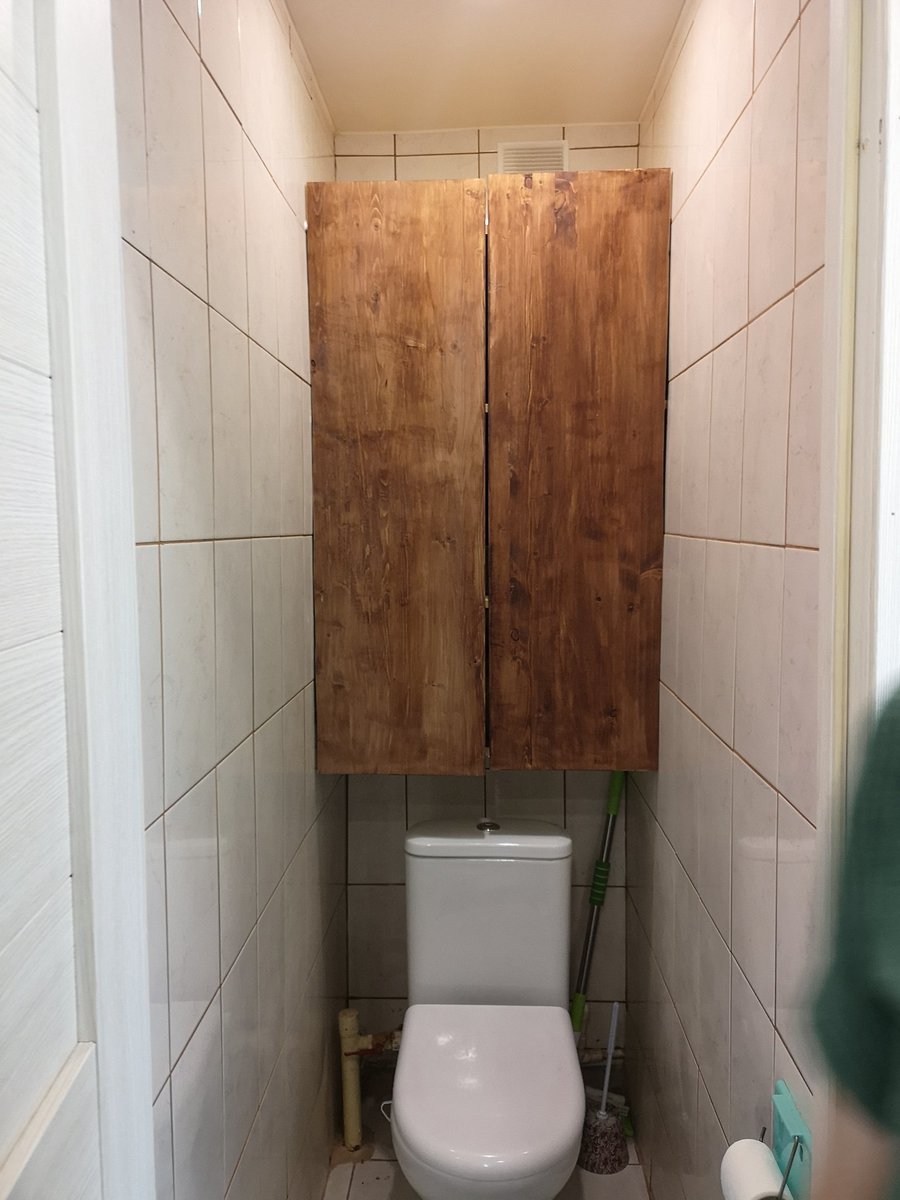 Туалет с дверцами над унитазом