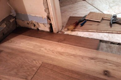 How to lay laminate in a doorway