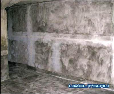 Стены, обработанные гидроизолирующими составами, не пропускают влагу в подвал