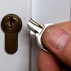 Не вставляется ключ в замок входной двери что делать, 8 (495) 641-96-97